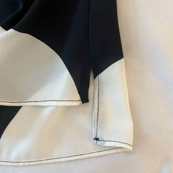 ⚫️ Worthington black & white top - Picture 17 of 17